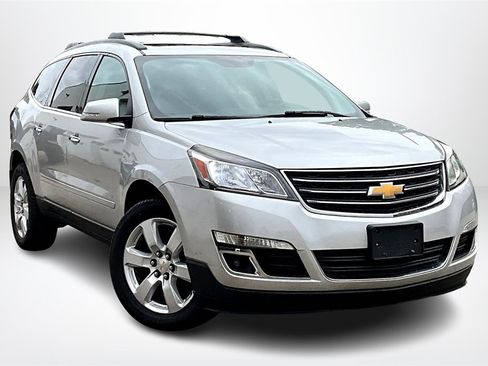 Used 2017 Chevrolet Traverse LT w/ Style and Technology Package image 3