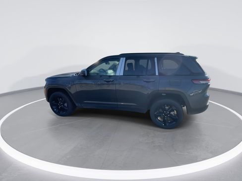 New 2025 Jeep Grand Cherokee Altitude image 5