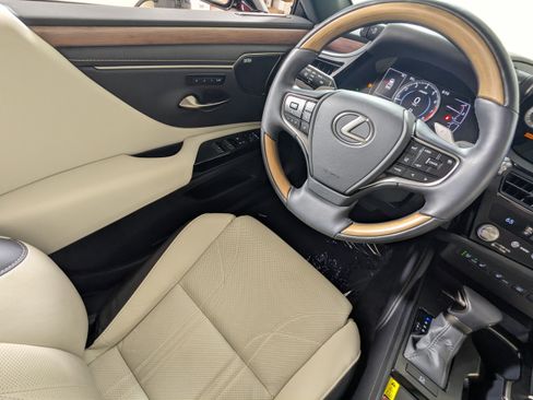 Used 2025 Lexus ES 350 Ultra Luxury FWD image 9