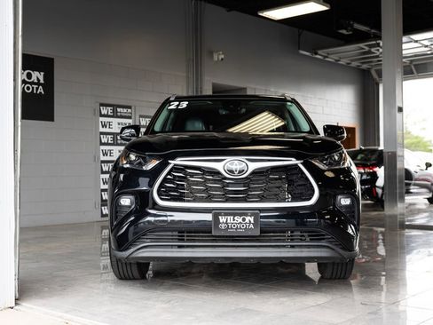 Used 2023 Toyota Highlander XLE AWD/4WD image 3