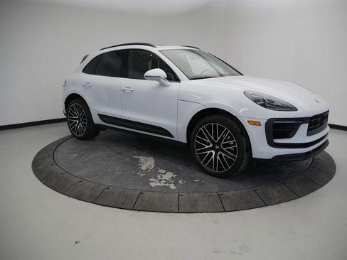 Certified 2023 Porsche Macan S image 9