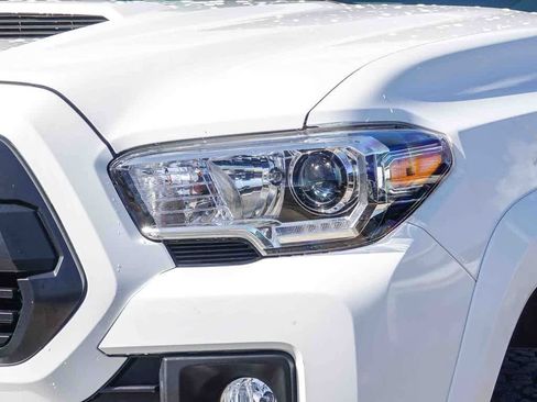 Used 2017 Toyota Tacoma TRD Sport w/ Tow Package (A/T) image 8