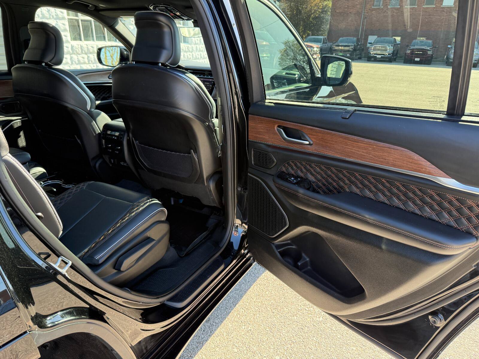 Used 2022 Jeep Grand Cherokee L Summit w/ Luxury Tech Group V AWD/4WD image 19