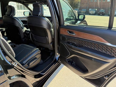 Used 2022 Jeep Grand Cherokee L Summit w/ Luxury Tech Group V AWD/4WD image 19