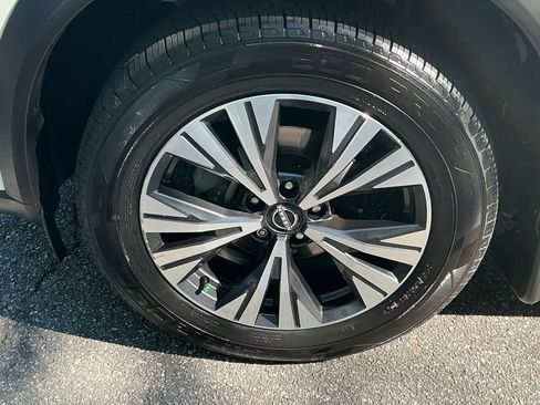 Certified 2023 Nissan Rogue SV FWD image 9