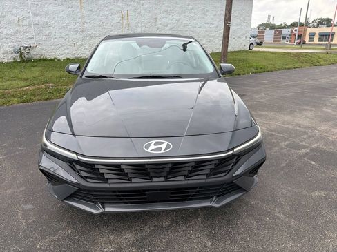 Used 2025 Hyundai Elantra Limited FWD image 2