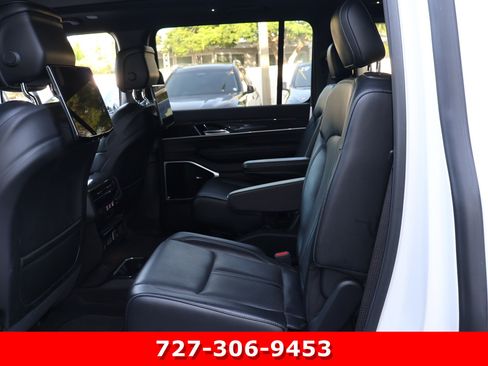 Used 2022 Jeep Wagoneer Series III w/ Premium Group I AWD/4WD image 17