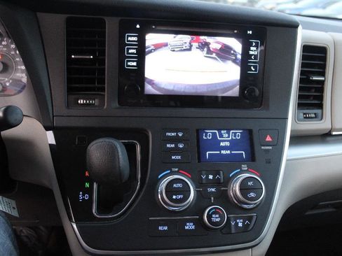 Used 2016 Toyota Sienna LE image 17