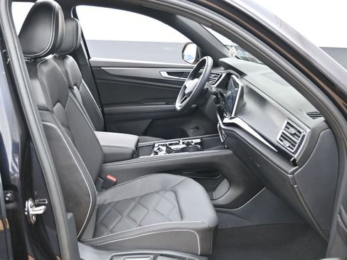 Used 2024 Volkswagen Atlas Cross Sport SE w/ Panoramic Sunroof Package FWD image 37
