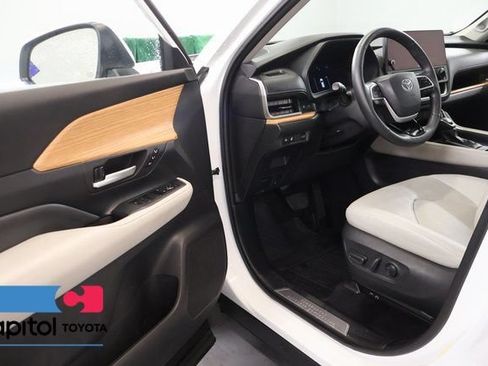 Certified 2025 Toyota Grand Highlander AWD image 9