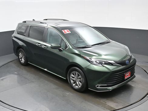 Used 2024 Toyota Sienna XLE image 43