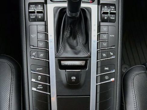 Used 2021 Porsche Macan AWD/4WD image 17