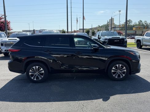 Used 2021 Toyota Highlander XLE FWD image 11