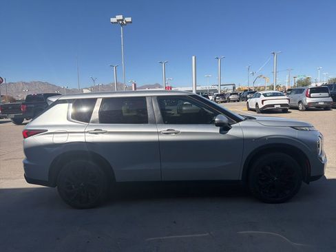 Used 2022 Mitsubishi Outlander ES image 2