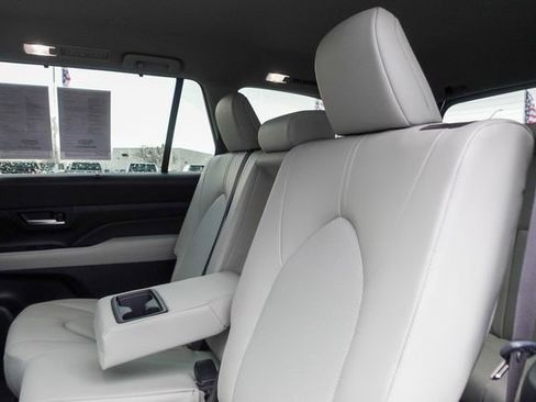 Certified 2024 Toyota Grand Highlander XLE image 30