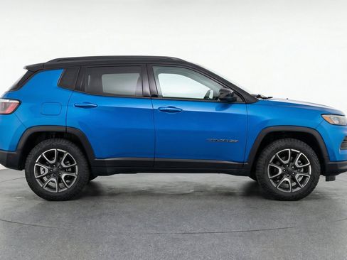 Used 2025 Jeep Compass Trailhawk AWD/4WD image 11