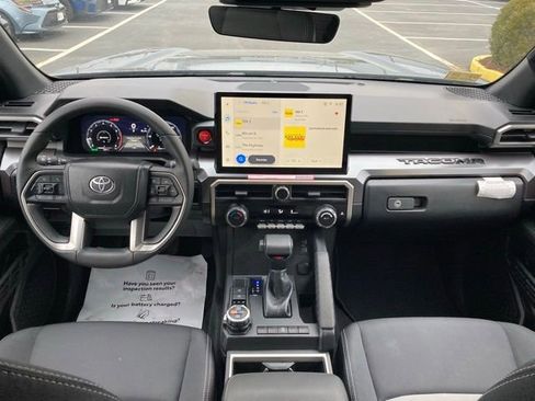 Certified 2024 Toyota Tacoma TRD Off-Road AWD/4WD image 20