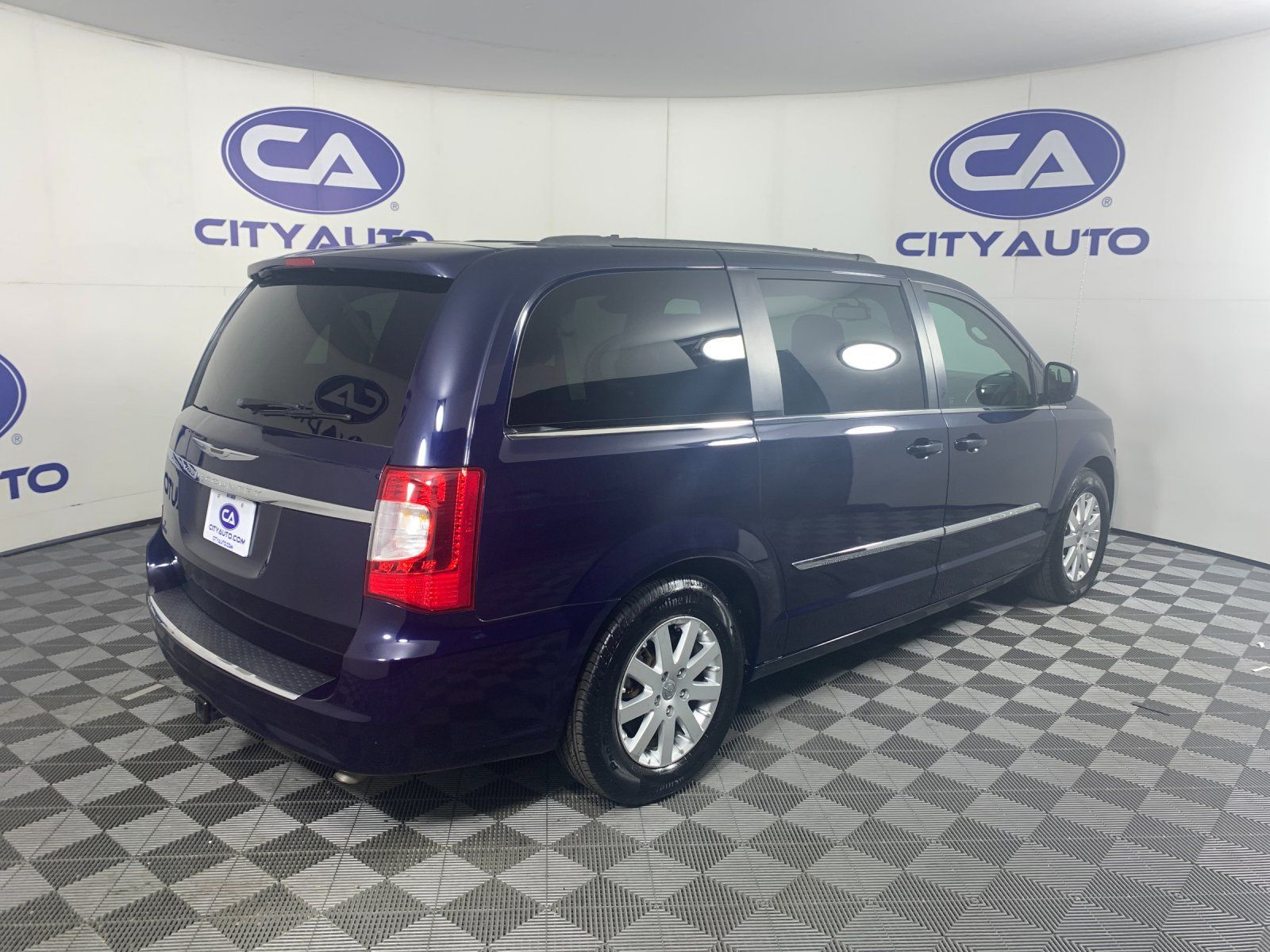 Used 2015 Chrysler Town & Country Touring w/ Trailer Tow Group FWD image 3