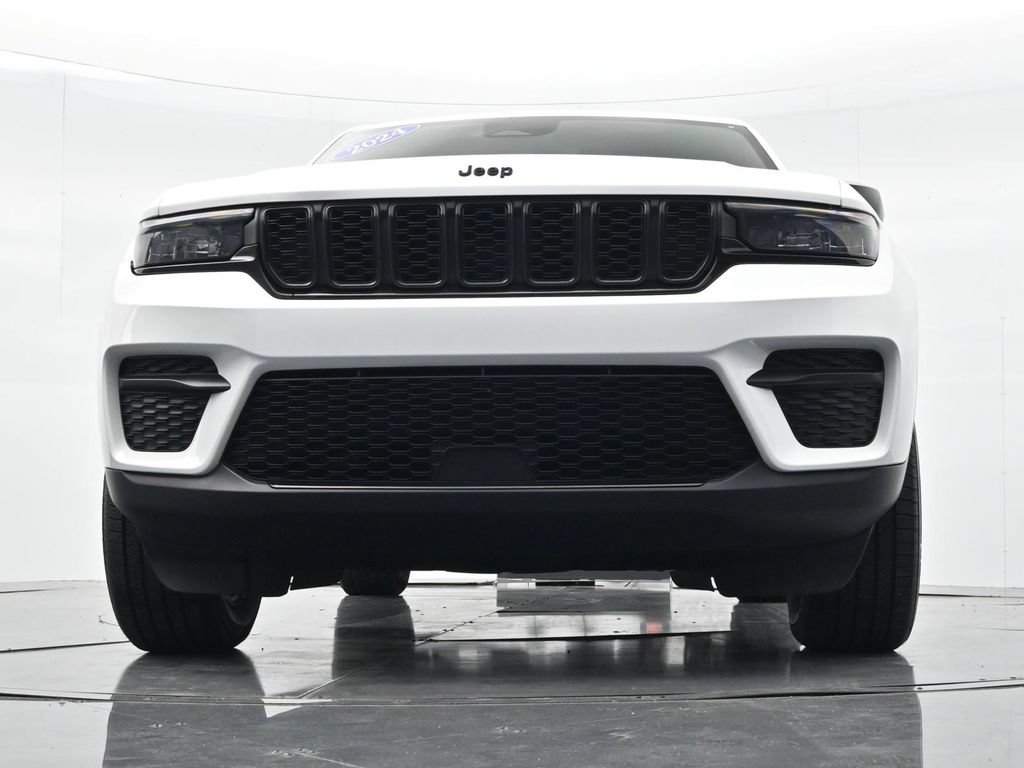 Used 2024 Jeep Grand Cherokee Altitude AWD/4WD image 27