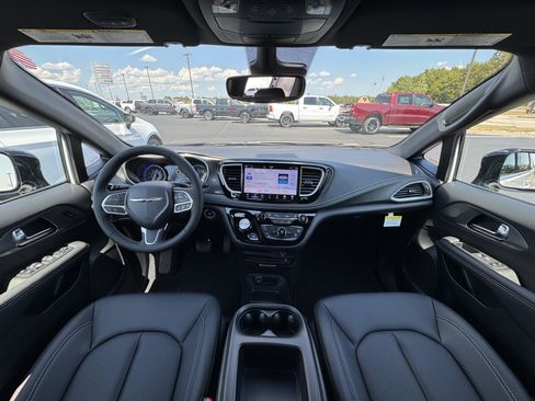 New 2026 Chrysler Pacifica Select image 12