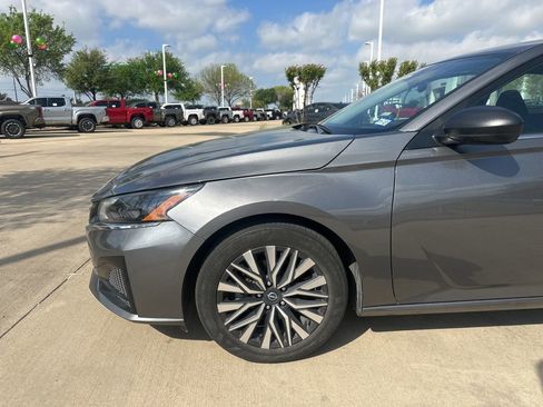 Used 2024 Nissan Altima 2.5 SV image 2