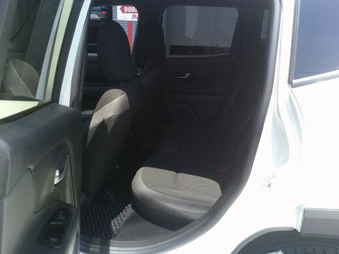 Used 2022 Jeep Renegade Altitude w/ Convenience Group AWD/4WD image 16