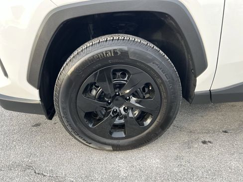 Used 2021 Toyota RAV4 LE image 12