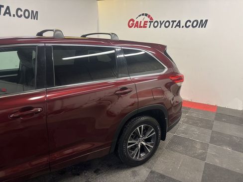 Used 2017 Toyota Highlander LE image 9