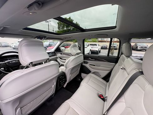 Used 2022 Jeep Grand Cherokee Overland w/ Luxury Tech Group IV AWD/4WD image 11