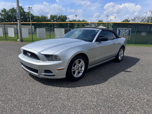 Used 2013 Ford Mustang Convertible RWD image 3