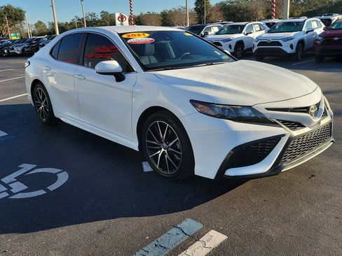 Used 2021 Toyota Camry SE image 2