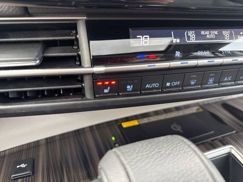 Used 2024 Toyota Sienna Limited image 39