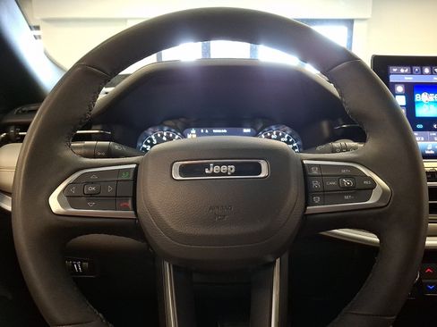 Certified 2025 Jeep Compass Limited AWD/4WD image 18