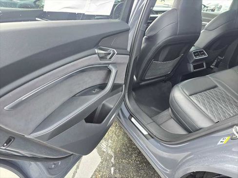 Used 2024 Audi SQ8 e-tron Premium Plus AWD/4WD image 16