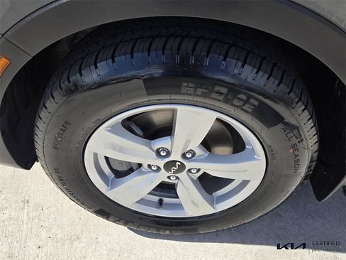 Used 2022 Kia Sorento LX image 10