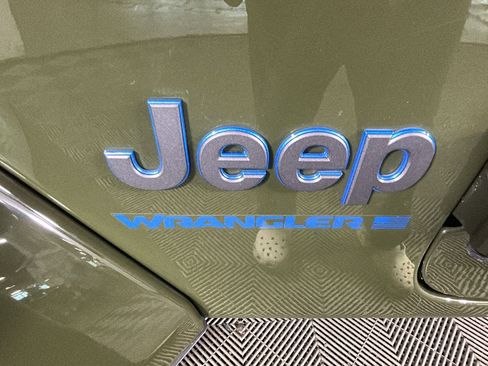Used 2024 Jeep Wrangler Unlimited w/ Convenience Group AWD/4WD image 11