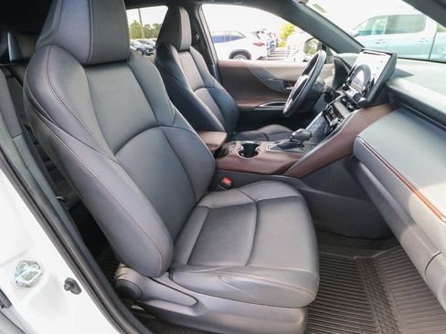 Used 2022 Toyota Venza XLE image 22