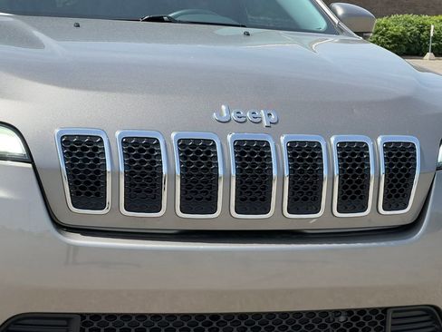 Used 2019 Jeep Cherokee Latitude Plus w/ Cold Weather Group AWD/4WD image 42