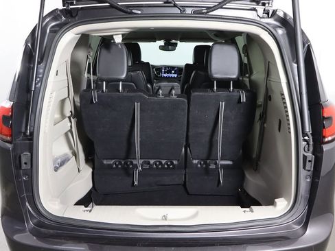 Used 2023 Chrysler Pacifica Touring-L FWD image 18