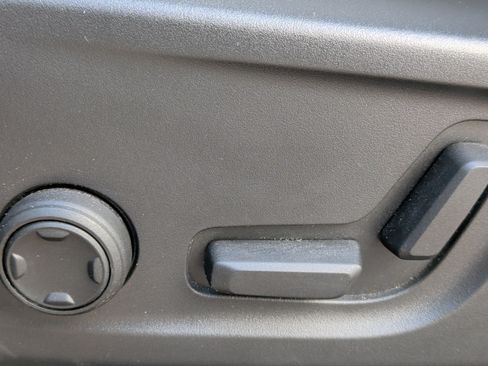 Used 2025 Volvo XC40 B5 Core image 32