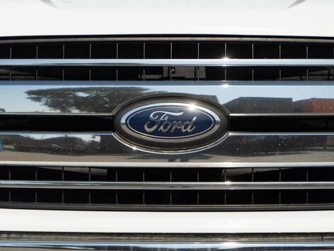 Used 2019 Ford F150 XLT w/ Trailer Tow Package image 4