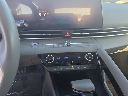 Used 2023 Hyundai Elantra SEL w/ Convenience Package FWD image 12