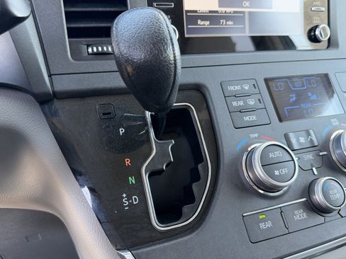 Used 2019 Toyota Sienna L FWD image 21