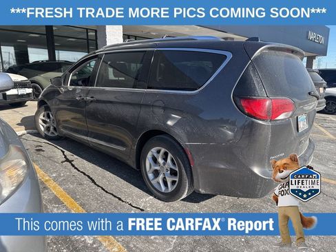 Used 2018 Chrysler Pacifica Touring-L w/ Tire & Wheel Group image 4