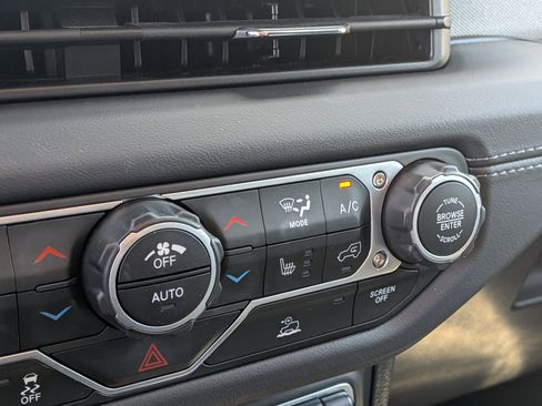 Used 2025 Jeep Wrangler Unlimited Sahara AWD/4WD image 32