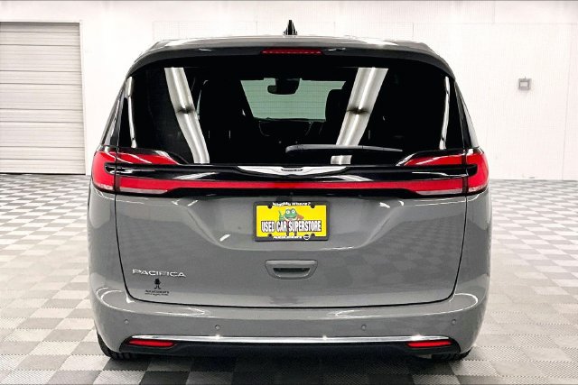 Used 2025 Chrysler Pacifica Select FWD image 5