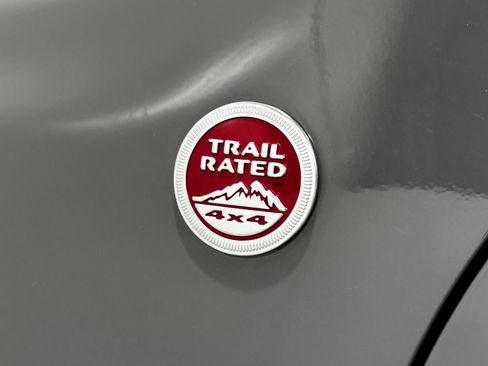Used 2022 Jeep Cherokee Trailhawk w/ Comfort/Convenience Group AWD/4WD image 33