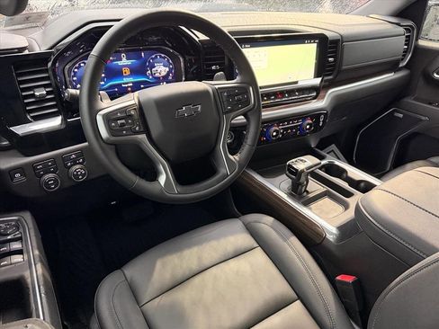 Used 2025 Chevrolet Silverado 1500 LT Trail Boss w/ Convenience Package II image 5