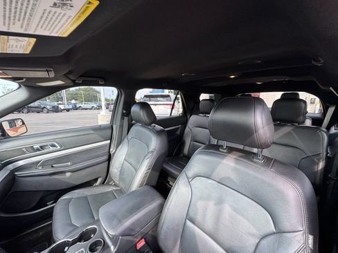 Used 2017 Ford Explorer XLT w/ Equipment Group 202A FWD image 33
