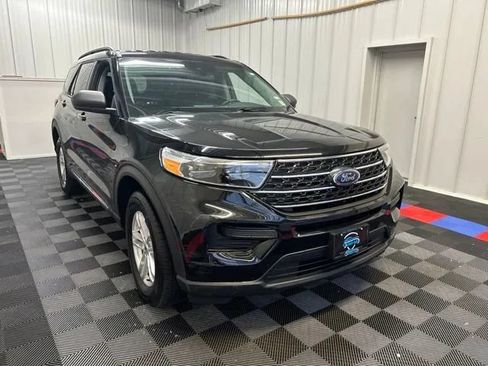Used 2023 Ford Explorer XLT AWD/4WD image 2